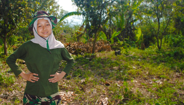 森林里的少女。树林里的冒险。人们在做活动。图片下载