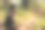 森林里的少女。树林里的冒险。人们在做活动。图片下载