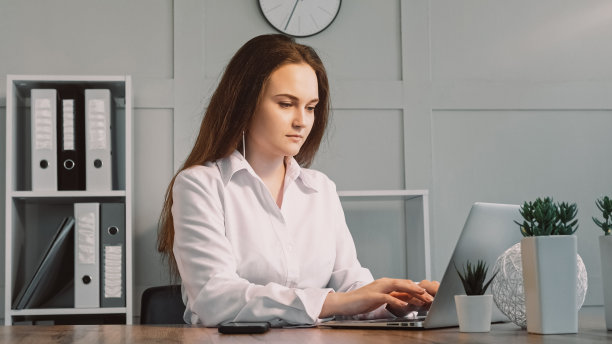 办公室工作远程工作集中的商务女性图片下载