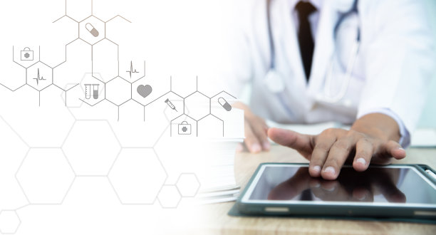 在医院，医生使用笔记本电脑为医疗专业人员访问患者信息，管理医疗记录，并随时了解最新的医学研究和发展。医生输入数据。图片下载