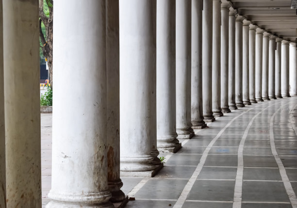 著名的商业区康诺特广场被称为CP德里在印度新德里的中心与办公室，银行和购物。印度德里的英式建筑CP图片下载