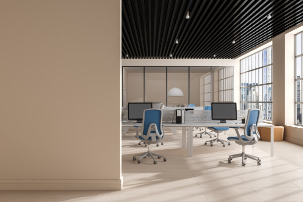 米色办公室内部与pc桌面，椅子和全景窗。模型墙图片下载
