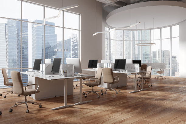 时尚的协同工作室内与pc桌面和桌子附近的全景窗口图片下载