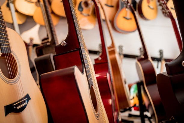 音乐店里有许多排古典吉他图片下载