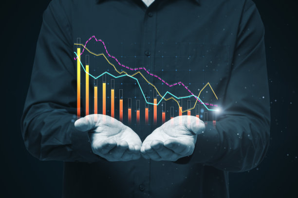 商人手握创意发光商业图在黑色背景的特写。健美的形象。财务，年度报告和金钱概念。图片下载