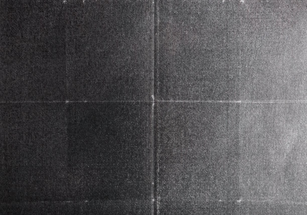 带有深色打印机墨水和折叠痕迹的纸张照片。图片下载