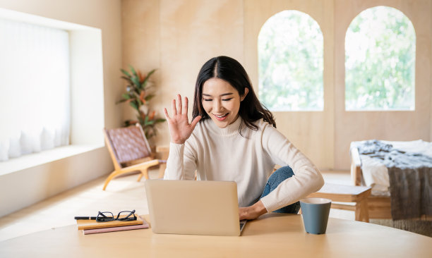 亚洲日本妇女的肖像直播在线视频博客打招呼在虚拟电脑，虚拟家庭办公室自由职业者在线中小企业营销年轻快乐的亚洲女孩视频通话会议在笔记本电脑上独自在家图片下载