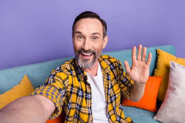 照片积极开朗的影响者穿着时尚的衣服流媒体广播挥舞手臂孤立的紫色背景图片下载