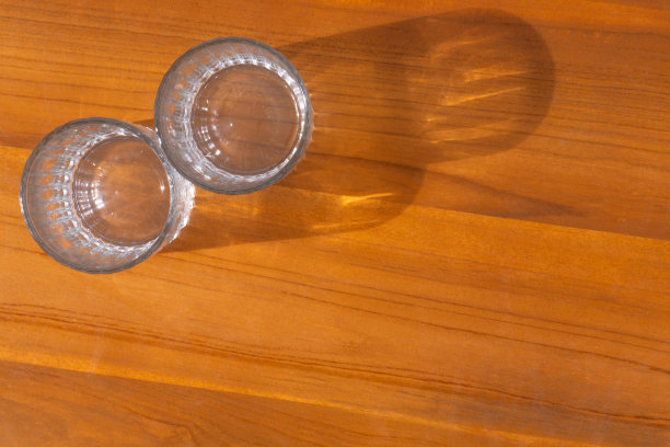 木制背景上的两个啤酒杯图片下载