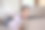 快乐的年轻女子坐在柔软的沙发上使用笔记本电脑。女士正在使用笔记本电脑。女学生正在用笔记本电脑键盘输入信息。图片下载