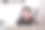 快乐的年轻女子坐在柔软的沙发上使用笔记本电脑。女士正在使用笔记本电脑。女学生正在用笔记本电脑键盘输入信息。图片下载