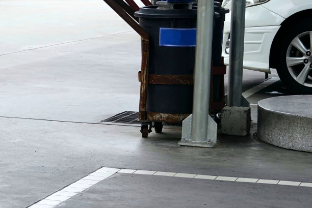 一个黑色的移动垃圾停在加油站附近的加油站。图片下载