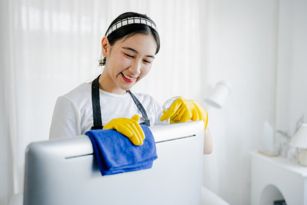 年轻女人用清洁布擦拭消毒办公室图片下载