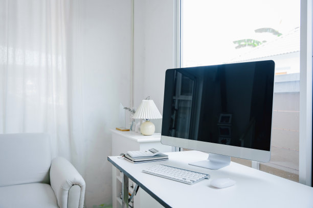 商务人士工作场所空的电脑工作室。办公室的风格。现代设备和物品。图片下载