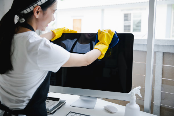 年轻女人用清洁布擦拭消毒办公室图片下载