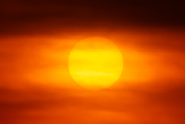 太阳在夕阳的天空和云彩的背景图片下载