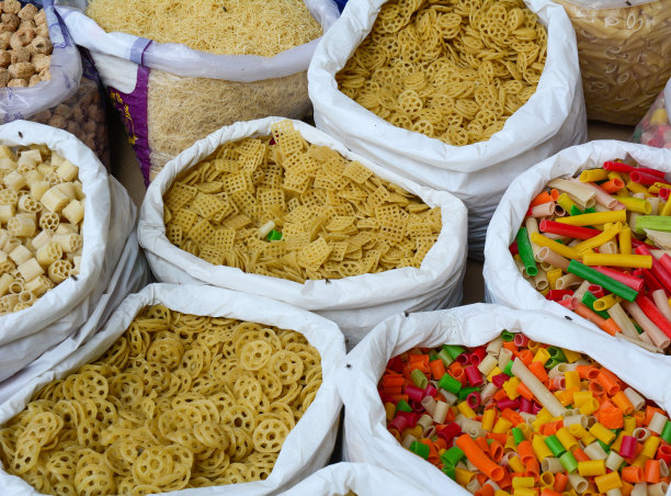 印度集市上出售坚果和干果图片下载