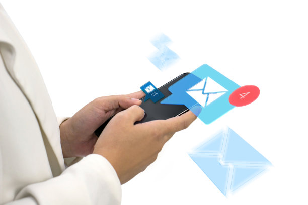 个人沉迷于移动设备，被层叠的电子邮件图标照亮，象征着连接和数字通信。图片下载