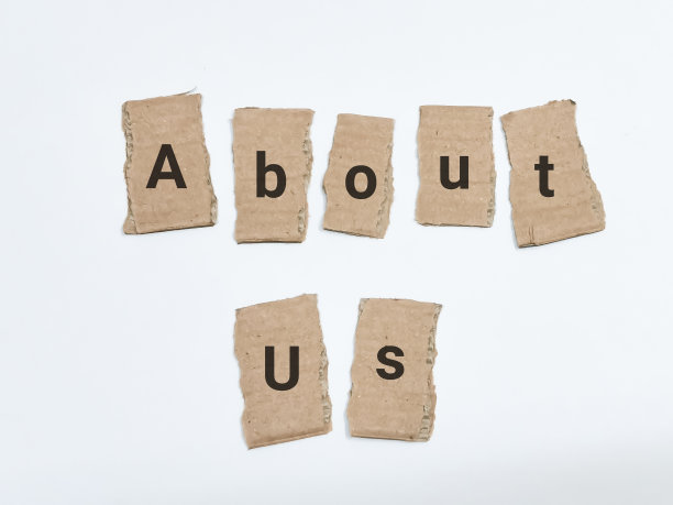 写在棕色纸上的关于我们的话。图片下载