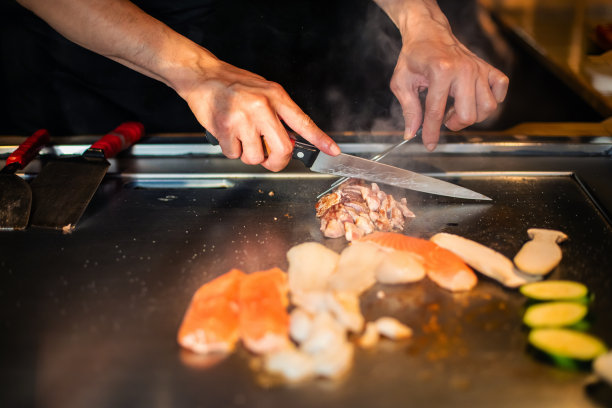 日本铁板烧餐厅的厨师图片下载