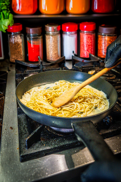意大利餐厅用平底锅烹饪意大利面图片下载