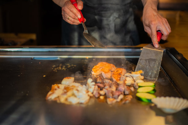 日本铁板烧餐厅的厨师图片下载