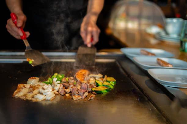 日本铁板烧餐厅的厨师图片下载