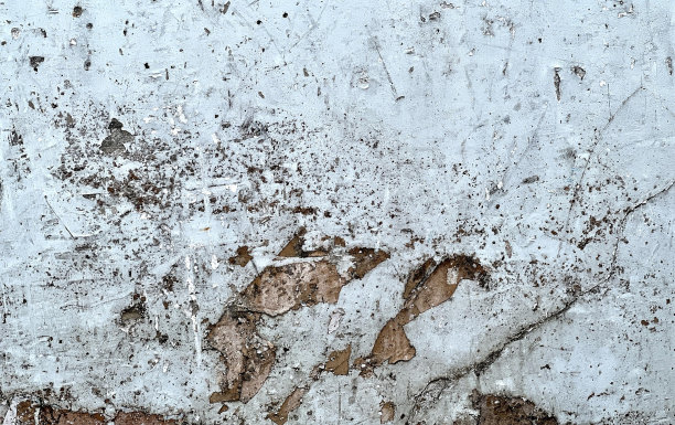 一张白色墙壁的照片，上面有一个棕色和黑色的消防栓，扫帚坐在脏兮兮的墙上，上面涂着白色的油漆。图片下载