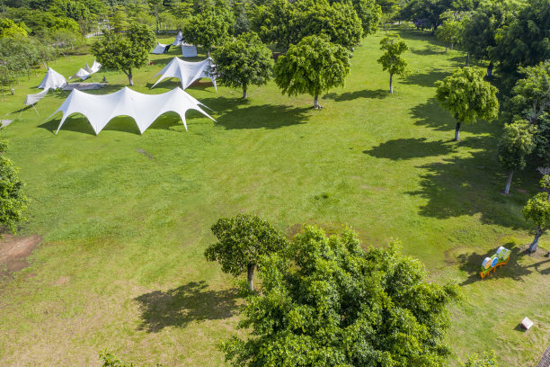 公园草原上露营帐篷的航拍照片图片下载