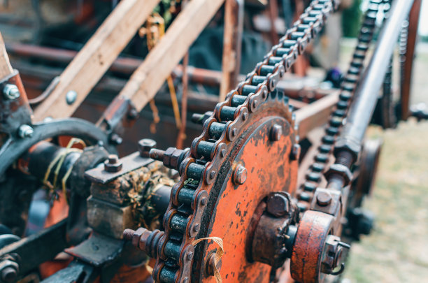 旧联合收割机大齿轮上的金属链条图片下载