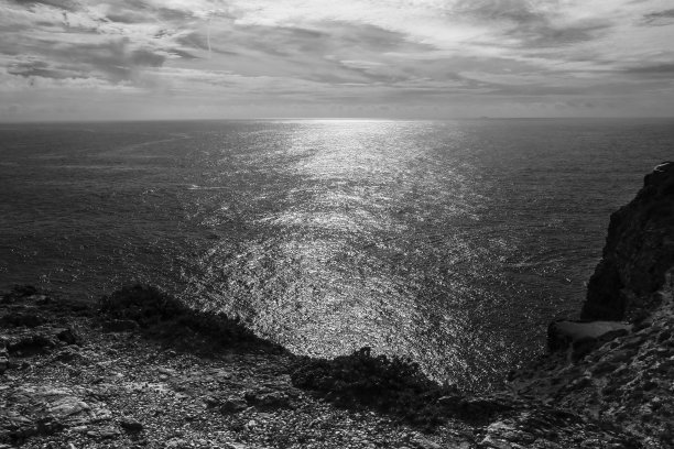 悬崖和海岸的圣文森特角在萨格雷斯，葡萄牙图片下载