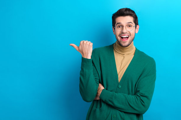 印象深刻的积极的人的肖像张开嘴表示拇指手指空白空间孤立在蓝色背景图片下载