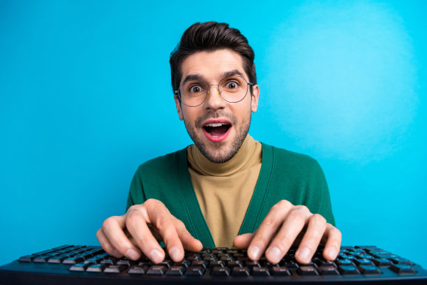 特写照片的年轻惊讶的文案与键盘家伙的消息，从首席执行官他的公司得到推广孤立的青色背景图片下载