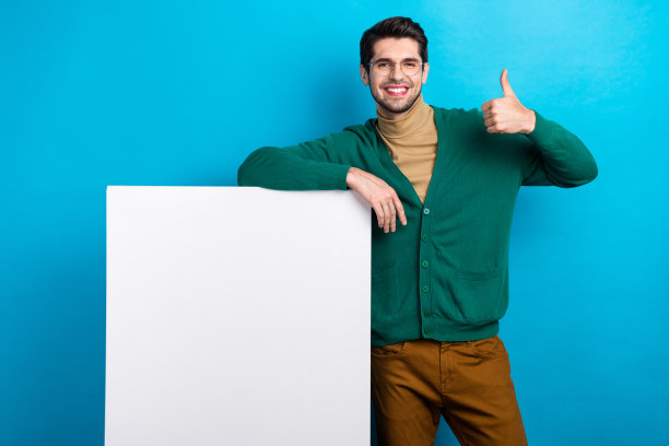 年轻商人的照片大拇指像创建营销管理，他的公司海报文案空间孤立的蓝色背景图片下载