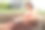肥胖女人度假旅行笔记本电脑技术在笔记本电脑上工作在游泳池度假远程在线工作数字化自由职业在线学习电子学习图片下载