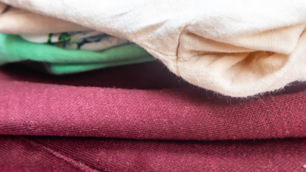 一堆衣服作为背景图片下载