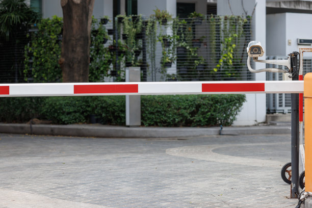 自动门禁系统用于家庭小区安全。用于居民停车场的自动护栏。图片下载