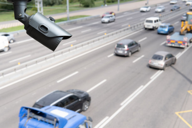 大城市道路上的交通安全摄像头(监控)特写图片下载