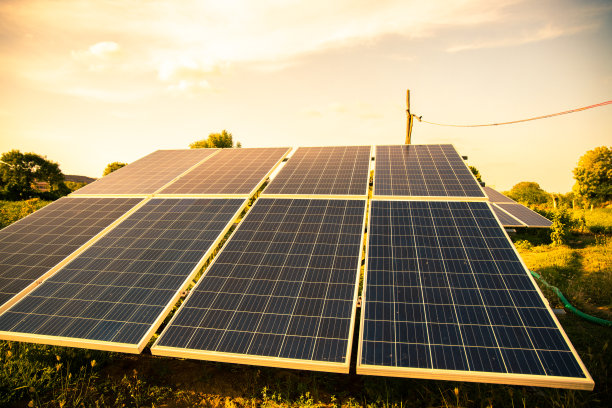 安装小型太阳能板，夏日取暖，绿色环保。图片下载