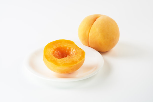 白色背景上的黄桃(金桃)果实图片下载