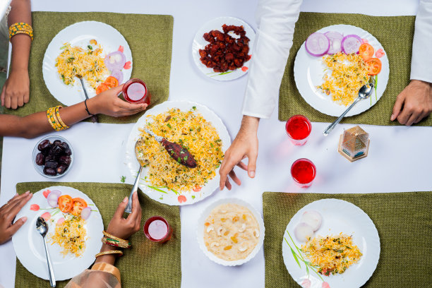 俯视图，印度家庭在斋月盛宴或节日庆祝期间为自己服务-印度美食的概念，斋月开斋和宗教图片下载