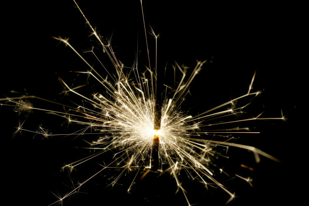 黑色背景上的火花图片下载