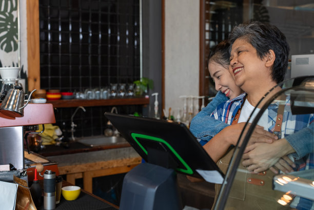 亚洲可爱的老人，老人，退休，女人。母亲和女儿在她的咖啡店工作。小企业，企业主。图片下载