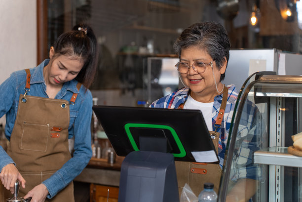 亚洲可爱的老人，老人，退休，女人。母亲和女儿在她的咖啡店工作。小企业，企业主。图片下载