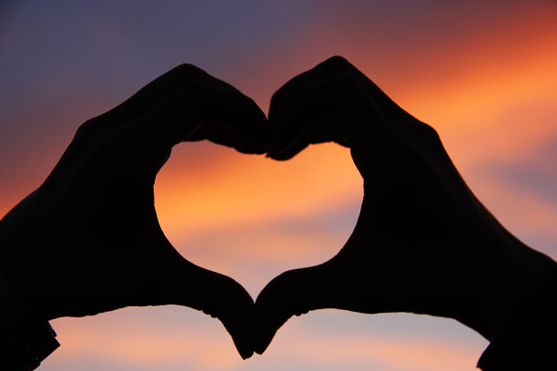 日落时两只手做心形表情图片下载