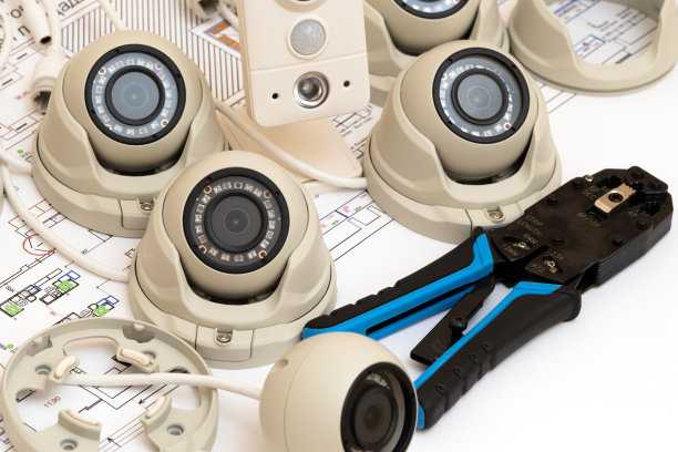 视频安全设备和图纸放在桌子上。软焦照片适用于保安服务工程公司网站或广告。图片下载