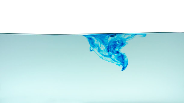 蓝色或墨水在水在白色的背景，抽象烟图案，彩色液体染料，飞溅油漆图片下载