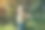 时髦的时髦女孩站在户外常春藤叶墙附近。为年轻女性拍摄时尚照片。金色短发，戴着酷酷的眼镜。夏日生活写真。图片下载