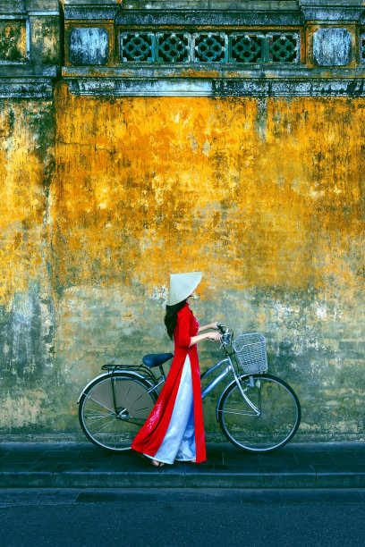 穿着越南传统文化服饰的亚洲妇女在越南会安。图片下载