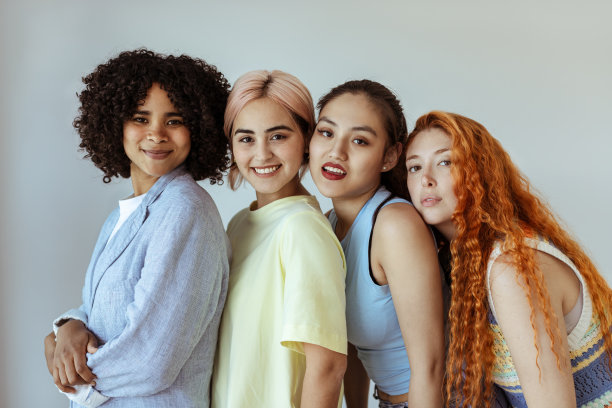 四位不同女性的肖像。图片下载